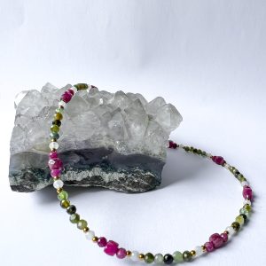 Moc i Bezpieczeństwo – Naszyjnik z Turmalinem Zielonym, Moon stone i Rubinem