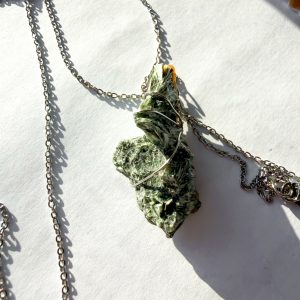 Naszyjnik z Serafinitem – Kamień Spokoju i Połączenia Duchowego 🤍✨