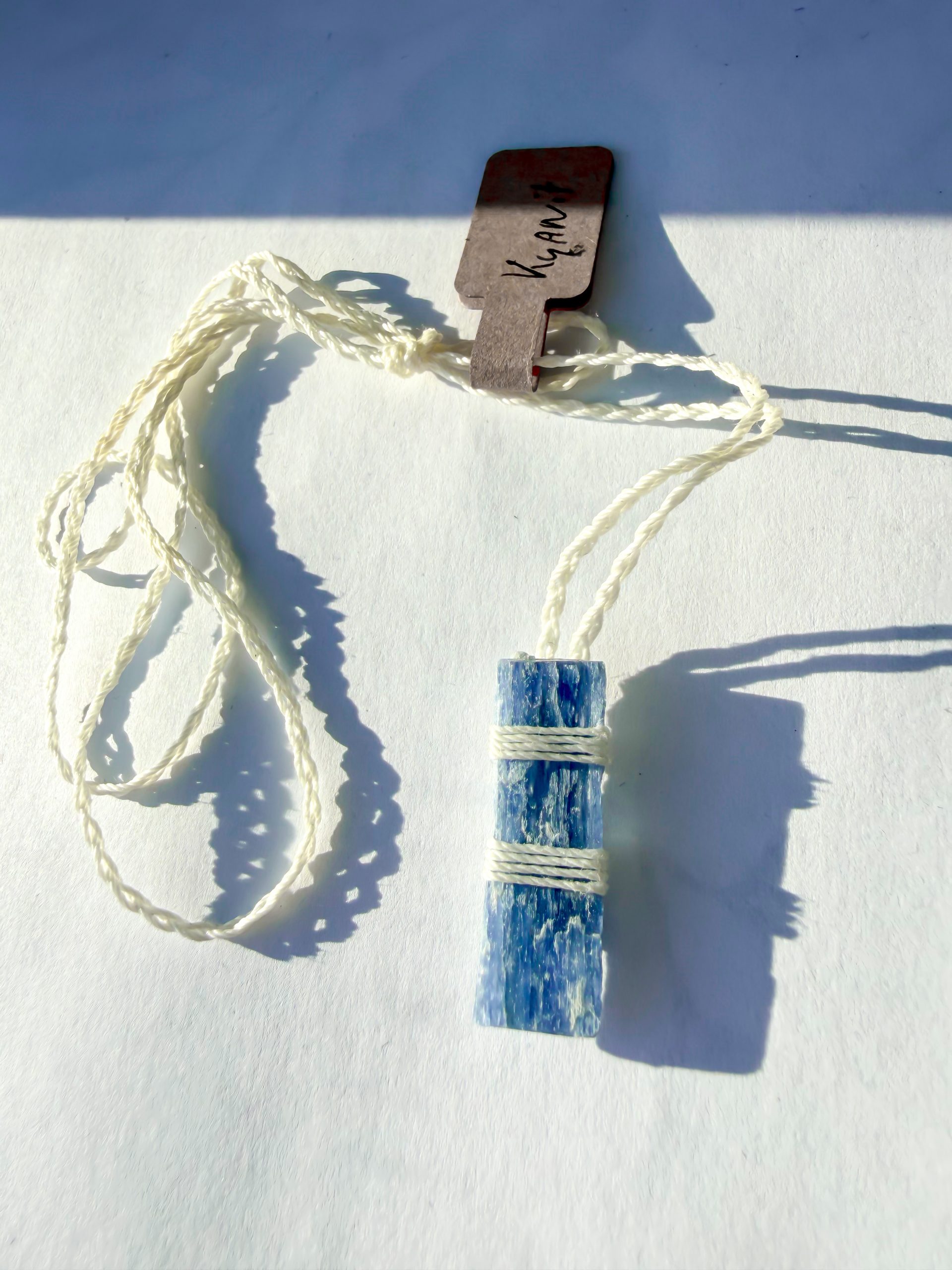 Naszyjnik z Kyanitem na Sznurku – Kamień Prawdy i Spokojnej Intuicji 💙✨