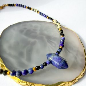 Naszyjnik z Lapis Lazuli, Jaspisem Dalmatyńskim i Czarnym Turmalinem – Ochrona, Równowaga i Jasność Umysłu 💙🖤✨